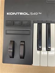 NATIVE INSTRUMENTS KOMPLETE KONTROL S49 account still on it